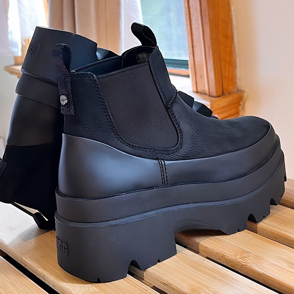 UGG - BRAND NEW BRISBANE CHELSEA BOOT!